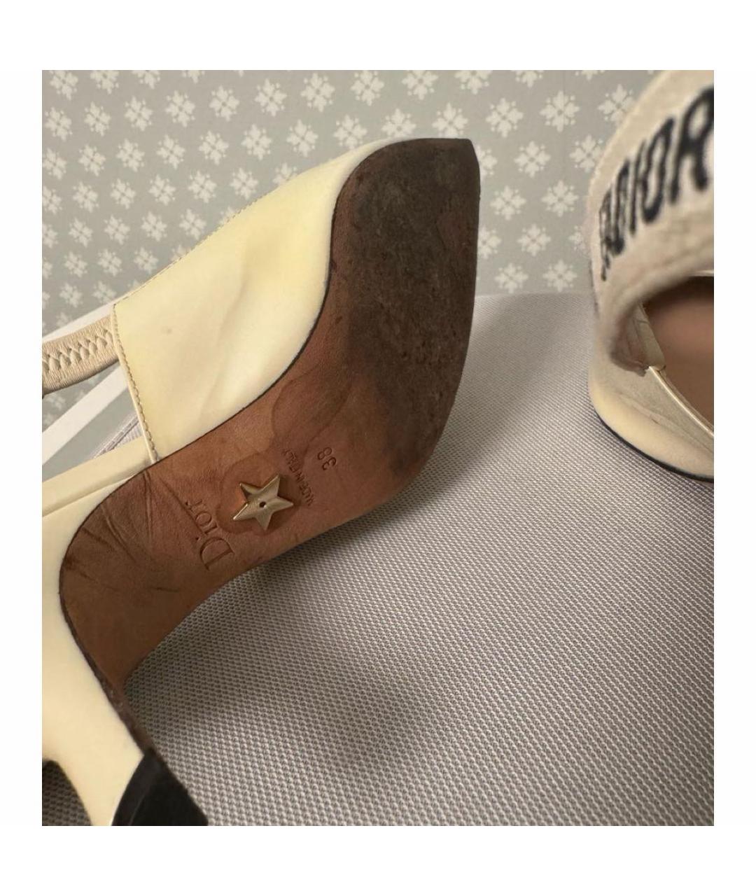 CHRISTIAN DIOR Бежевые лодочки на низком каблуке из лакированной кожи, фото 5