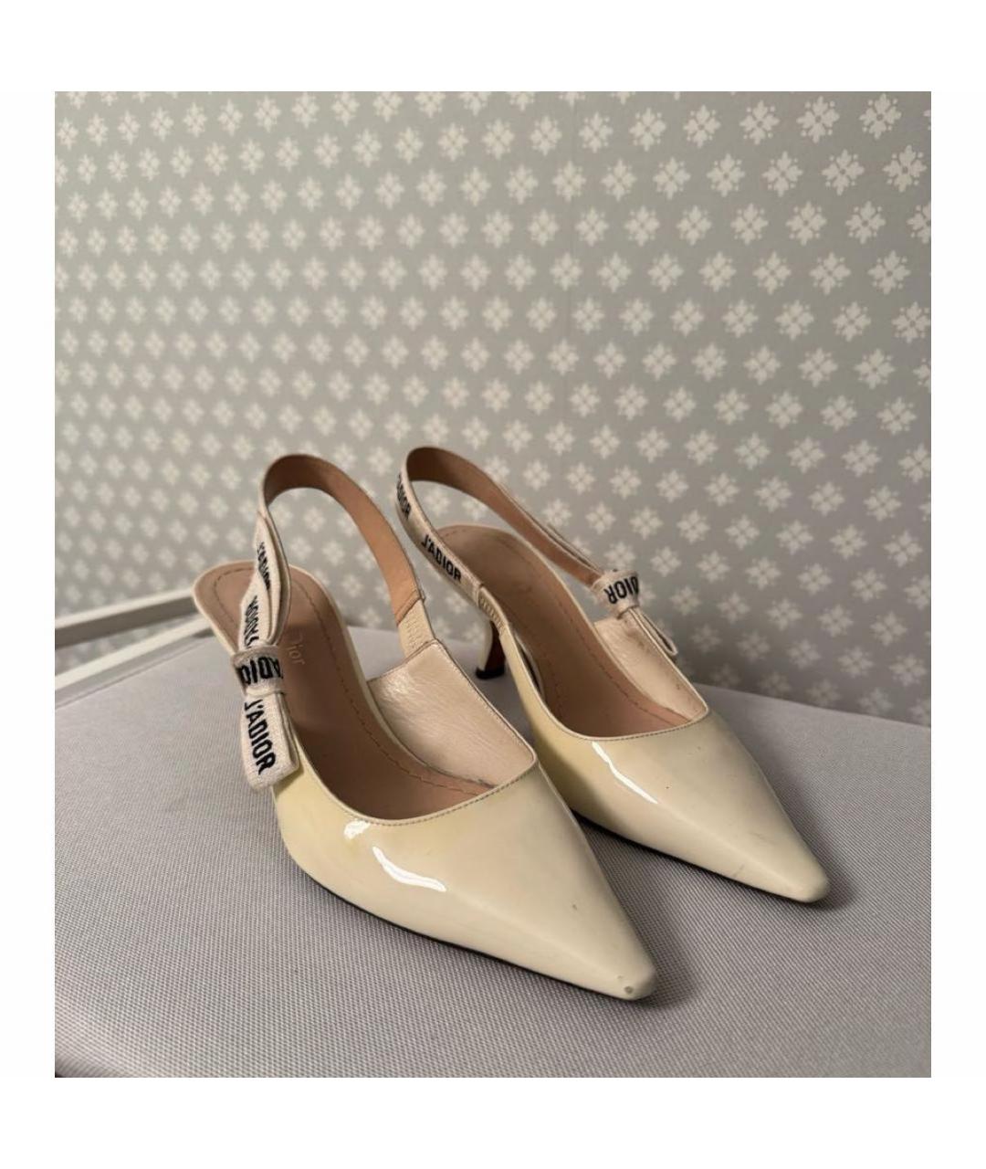 CHRISTIAN DIOR Бежевые лодочки на низком каблуке из лакированной кожи, фото 2