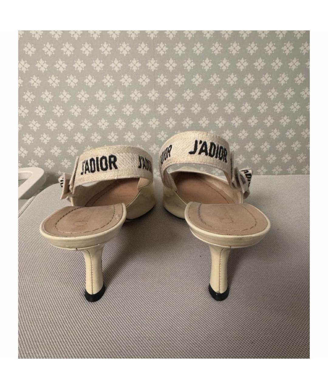 CHRISTIAN DIOR Бежевые лодочки на низком каблуке из лакированной кожи, фото 4