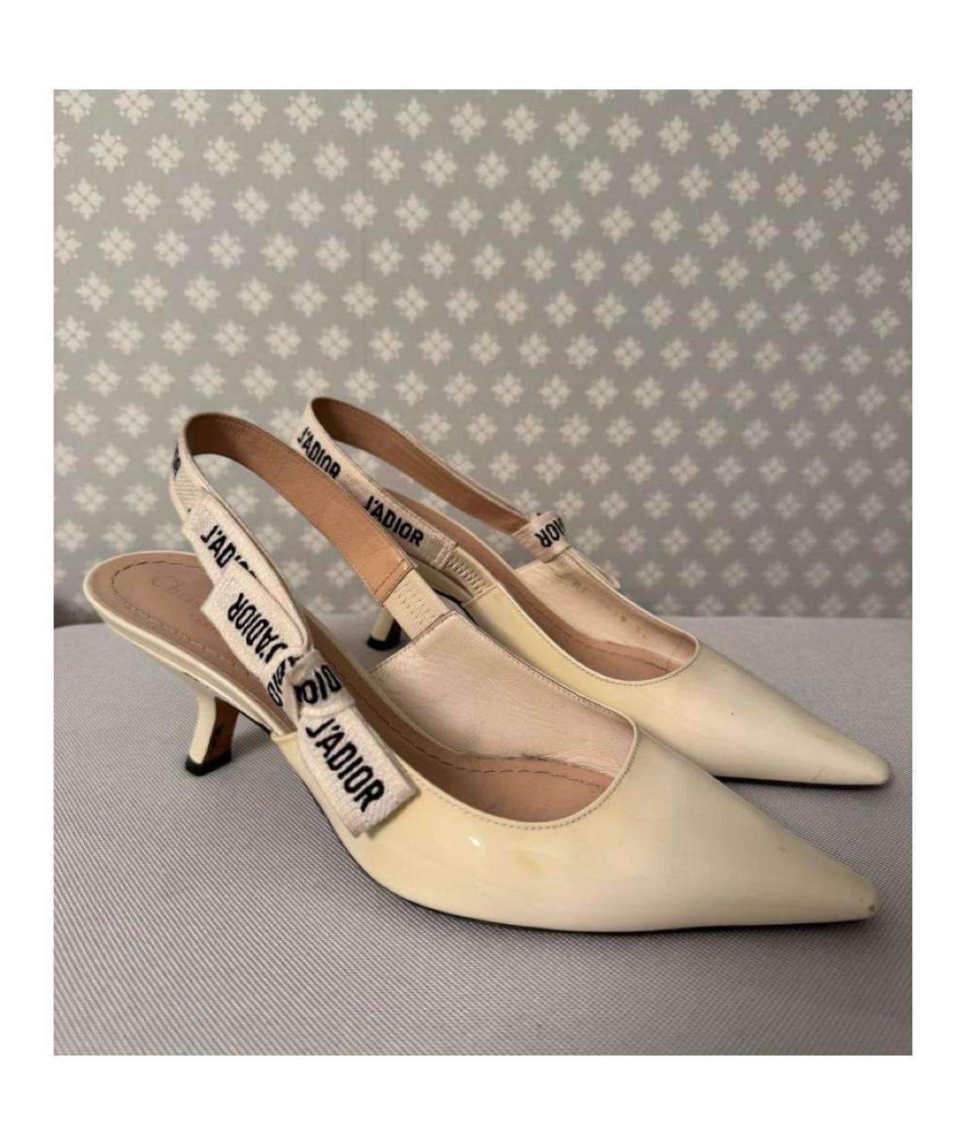 CHRISTIAN DIOR Бежевые лодочки на низком каблуке из лакированной кожи, фото 8