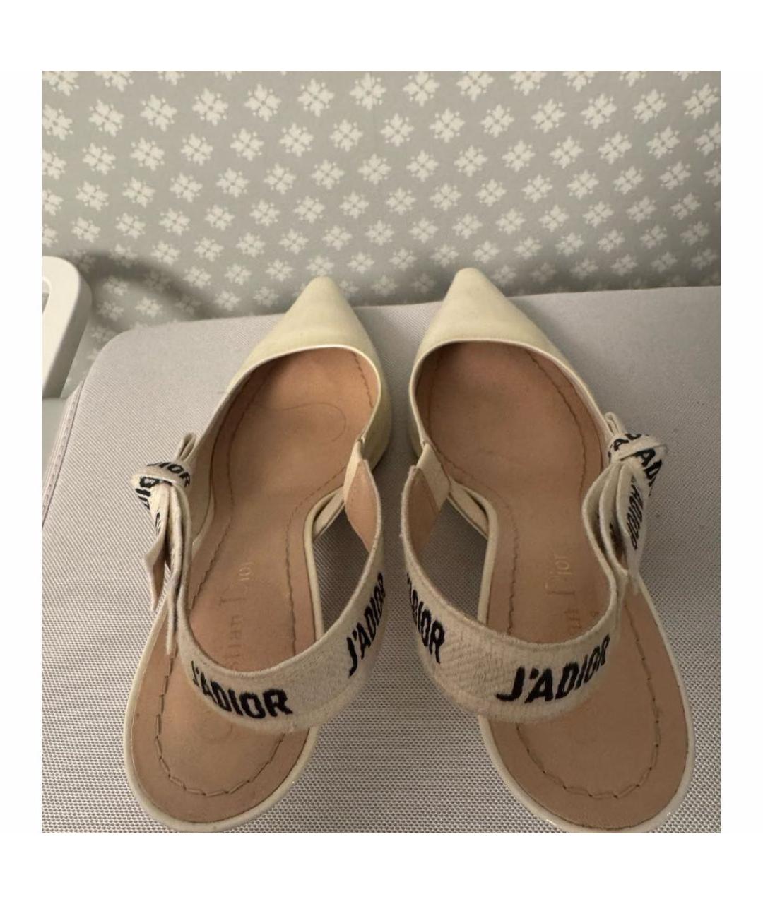 CHRISTIAN DIOR Бежевые лодочки на низком каблуке из лакированной кожи, фото 3