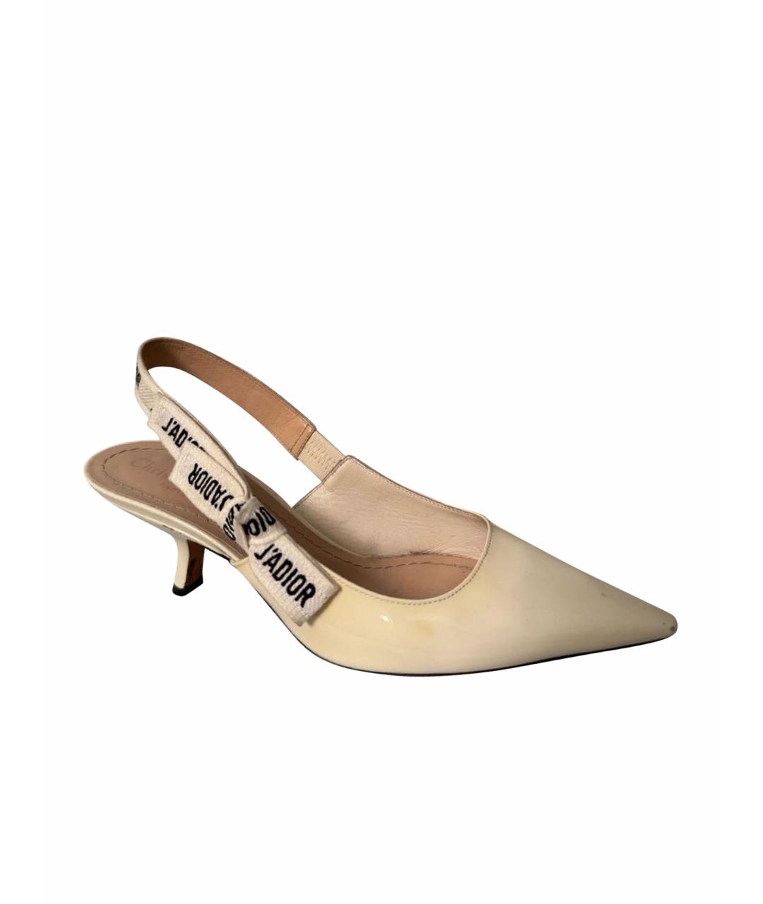 CHRISTIAN DIOR Бежевые лодочки на низком каблуке из лакированной кожи, фото 1