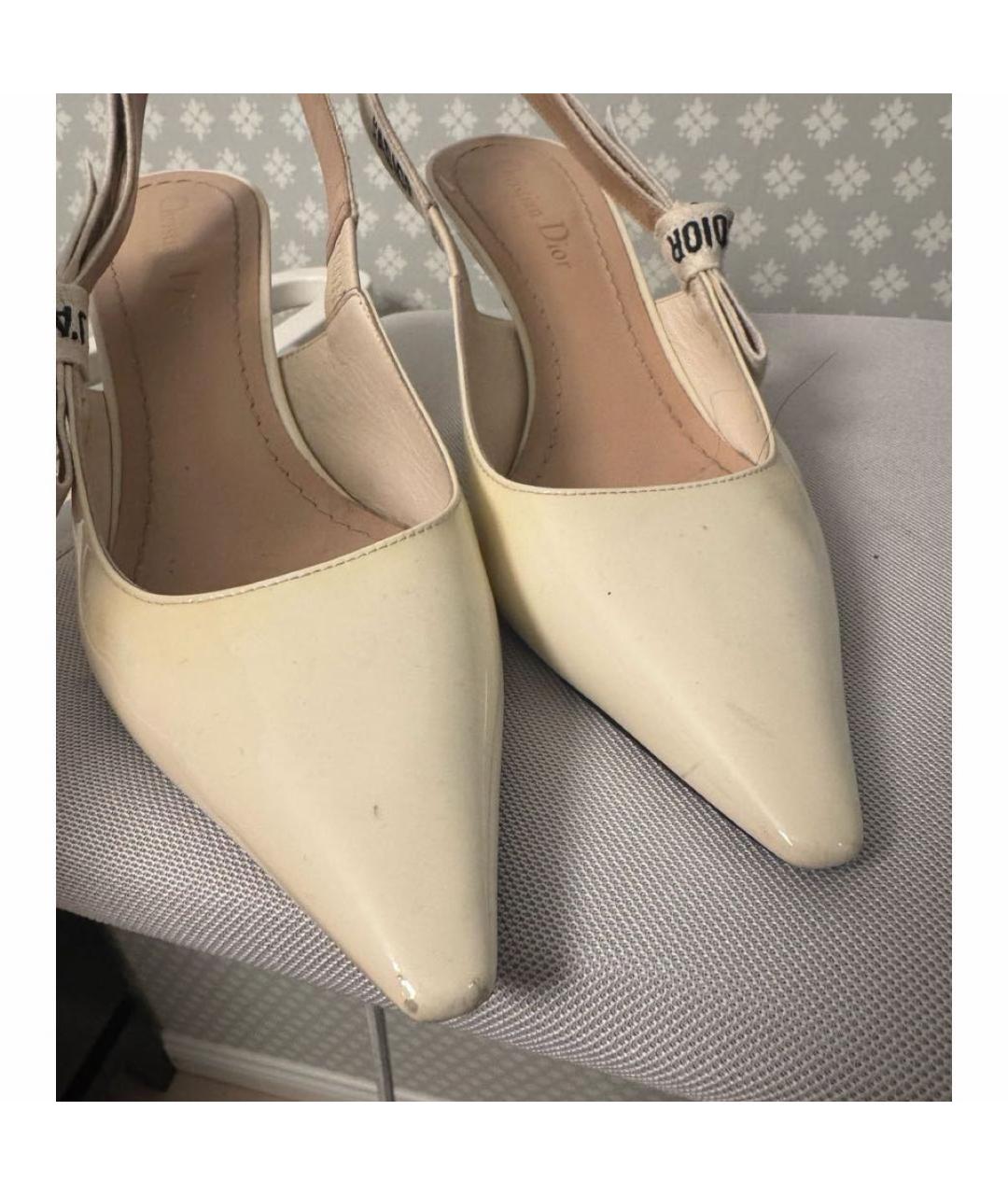 CHRISTIAN DIOR Бежевые лодочки на низком каблуке из лакированной кожи, фото 6