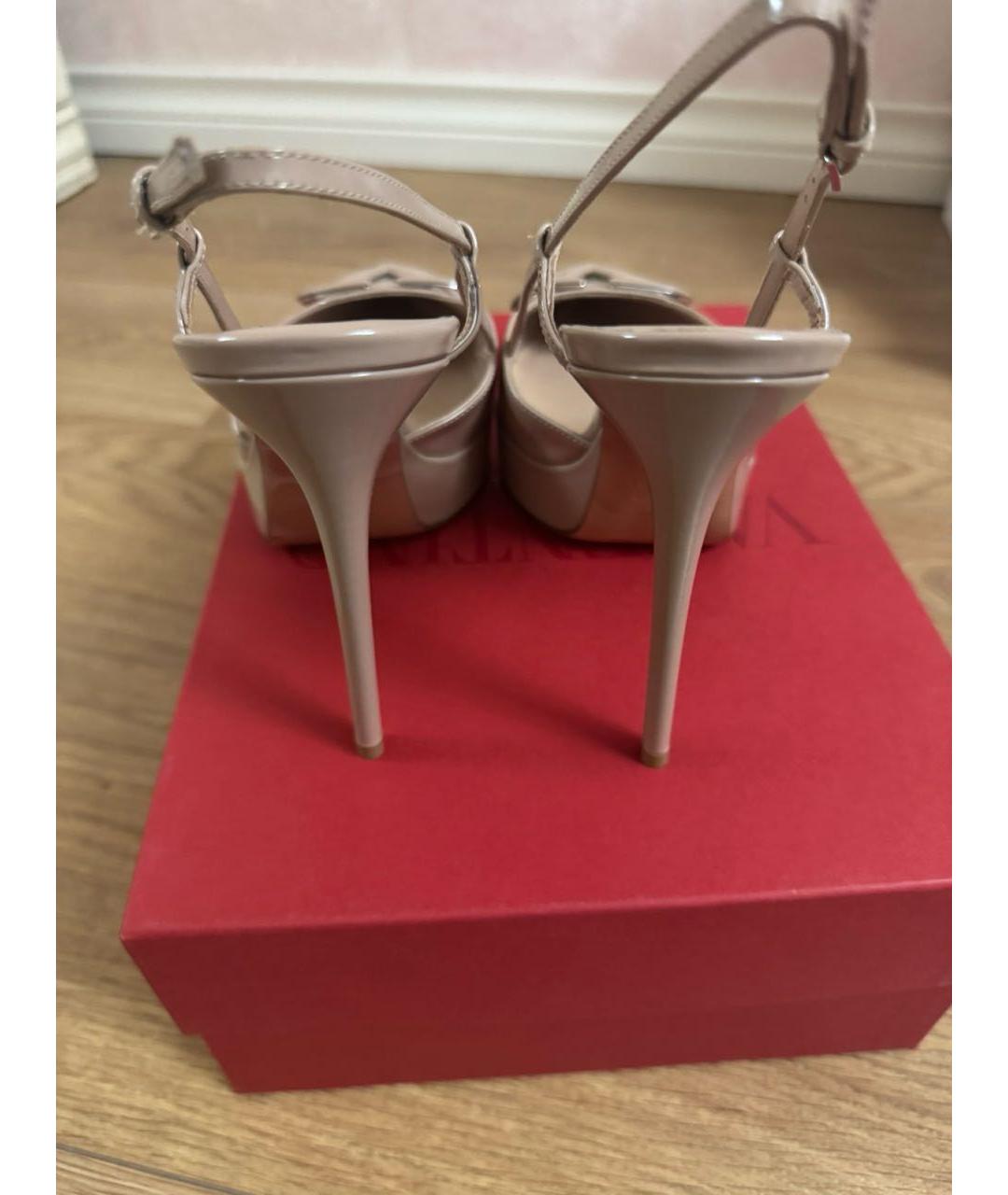 VALENTINO Бежевые босоножки из лакированной кожи, фото 5