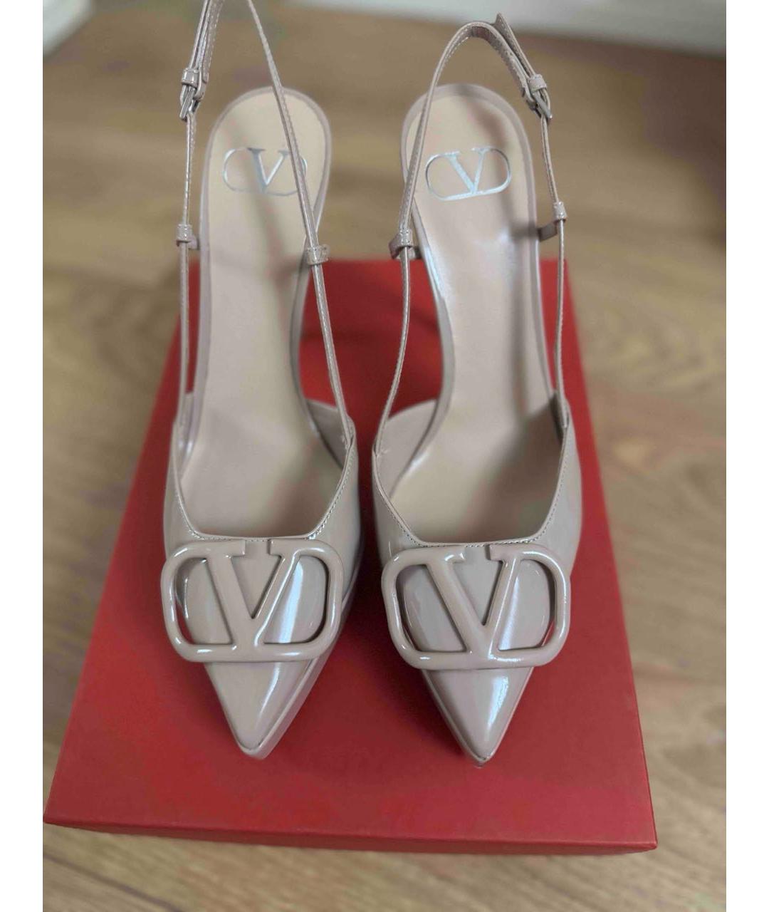 VALENTINO Бежевые босоножки из лакированной кожи, фото 2