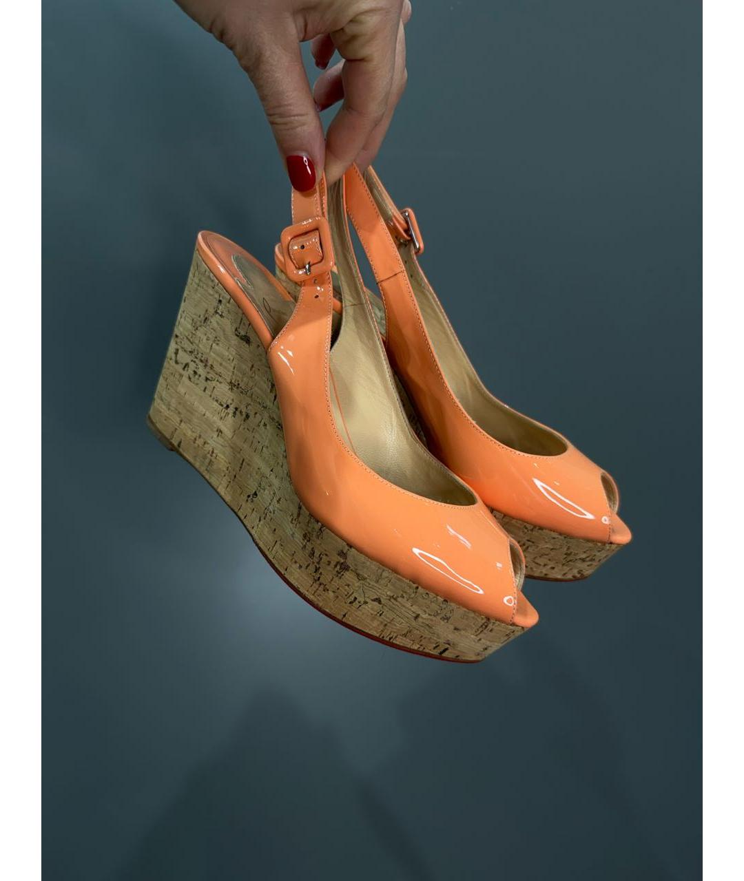 CHRISTIAN LOUBOUTIN Коралловые босоножки из лакированной кожи, фото 6