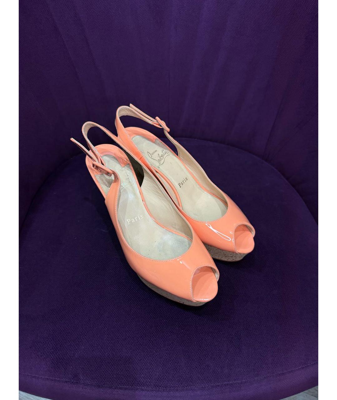 CHRISTIAN LOUBOUTIN Коралловые босоножки из лакированной кожи, фото 4