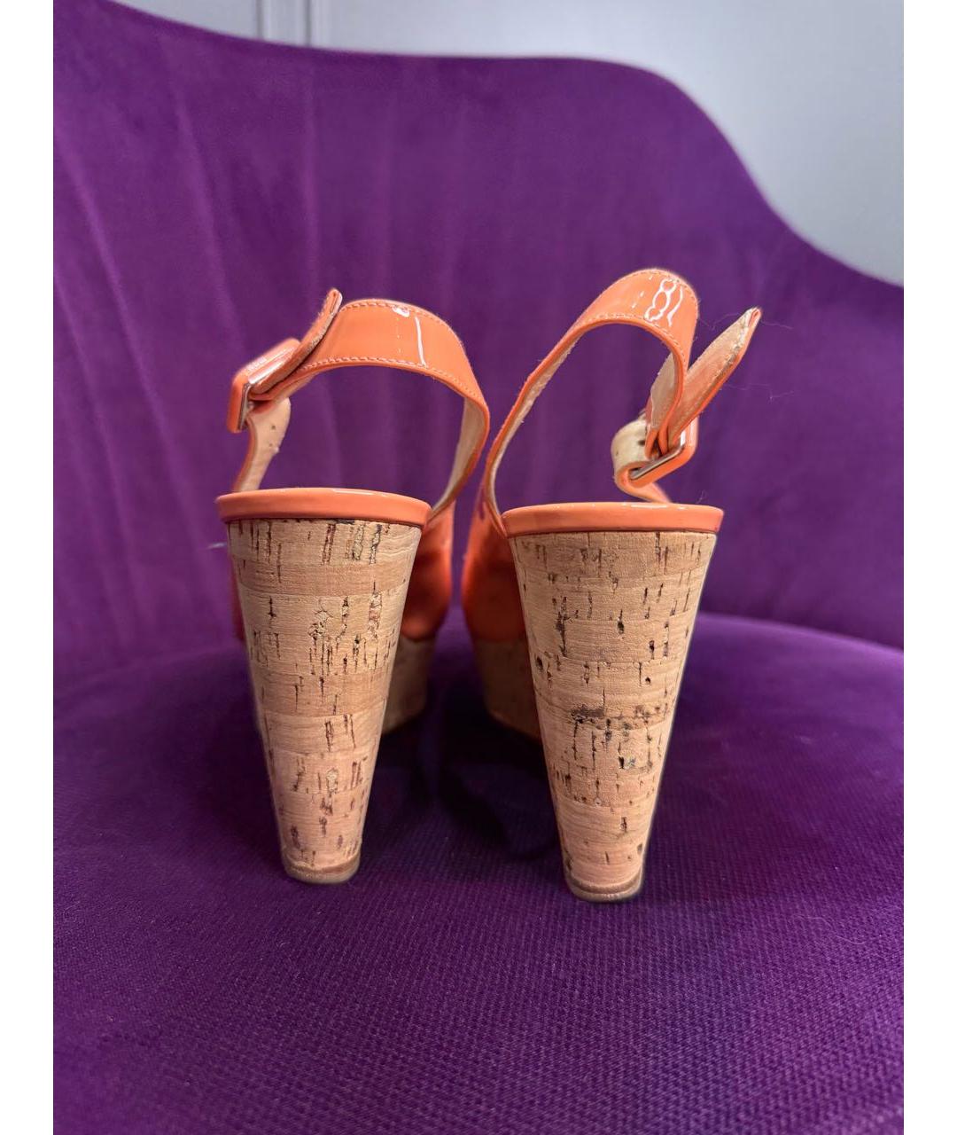 CHRISTIAN LOUBOUTIN Коралловые босоножки из лакированной кожи, фото 3