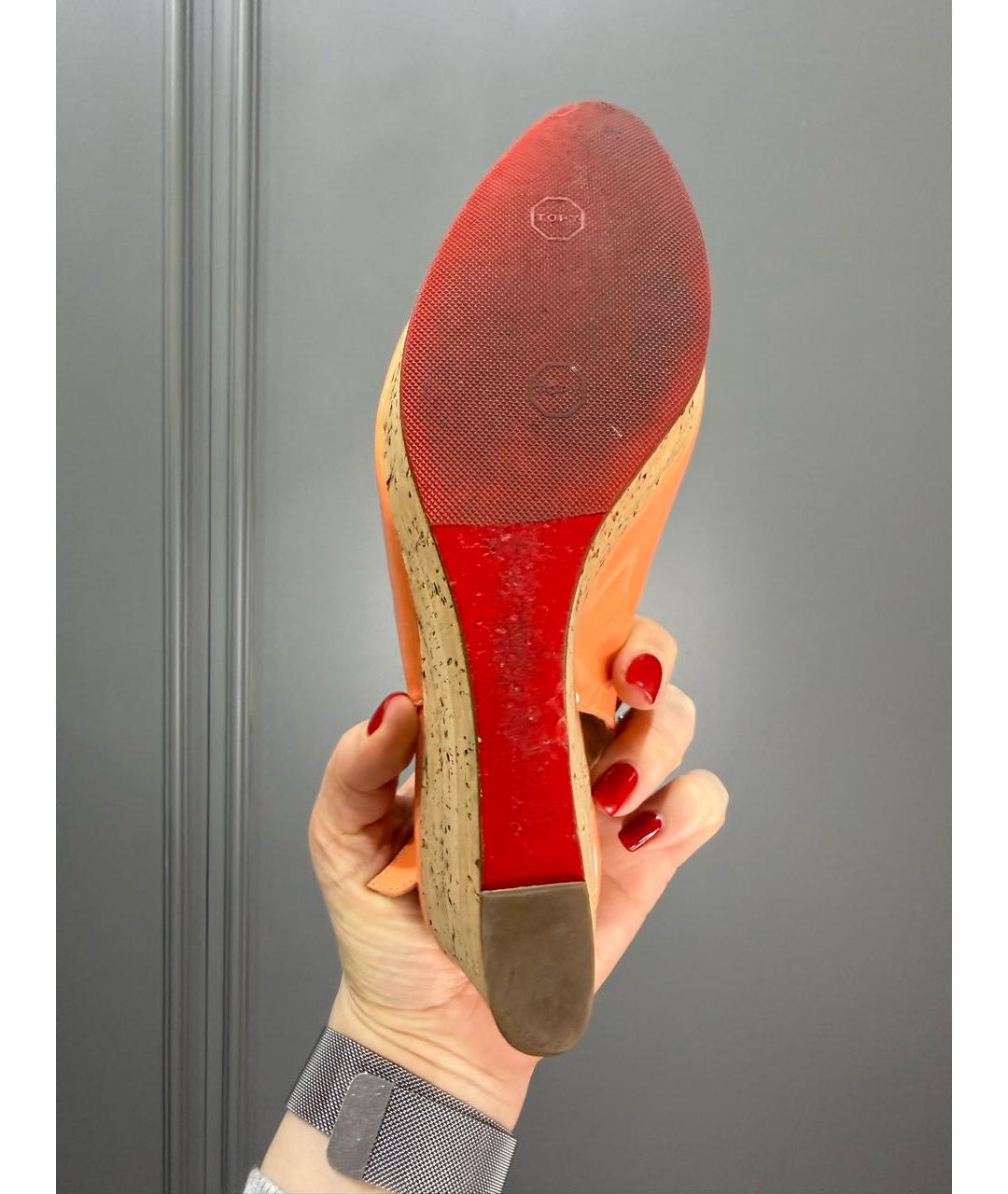 CHRISTIAN LOUBOUTIN Коралловые босоножки из лакированной кожи, фото 5