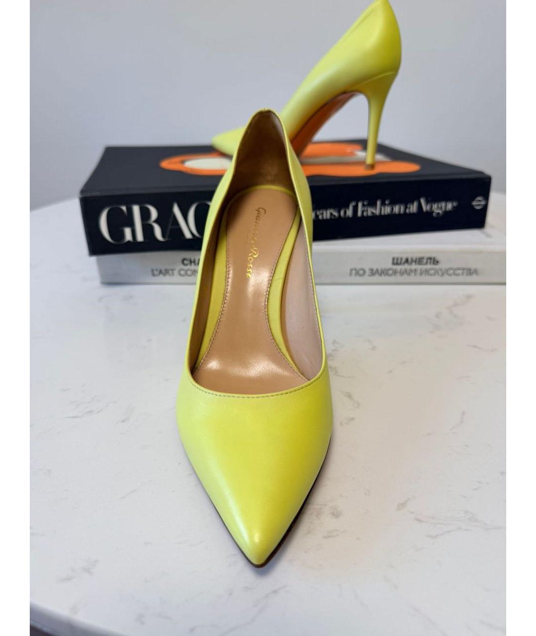 GIANVITO ROSSI Желтые лодочки на низком каблуке из лакированной кожи, фото 2