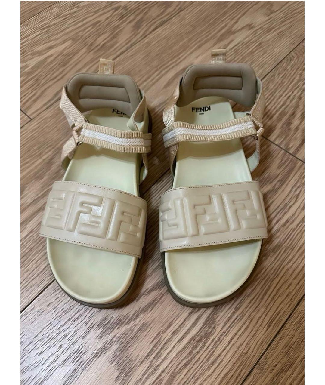 FENDI Бежевые кожаные сандалии, фото 2