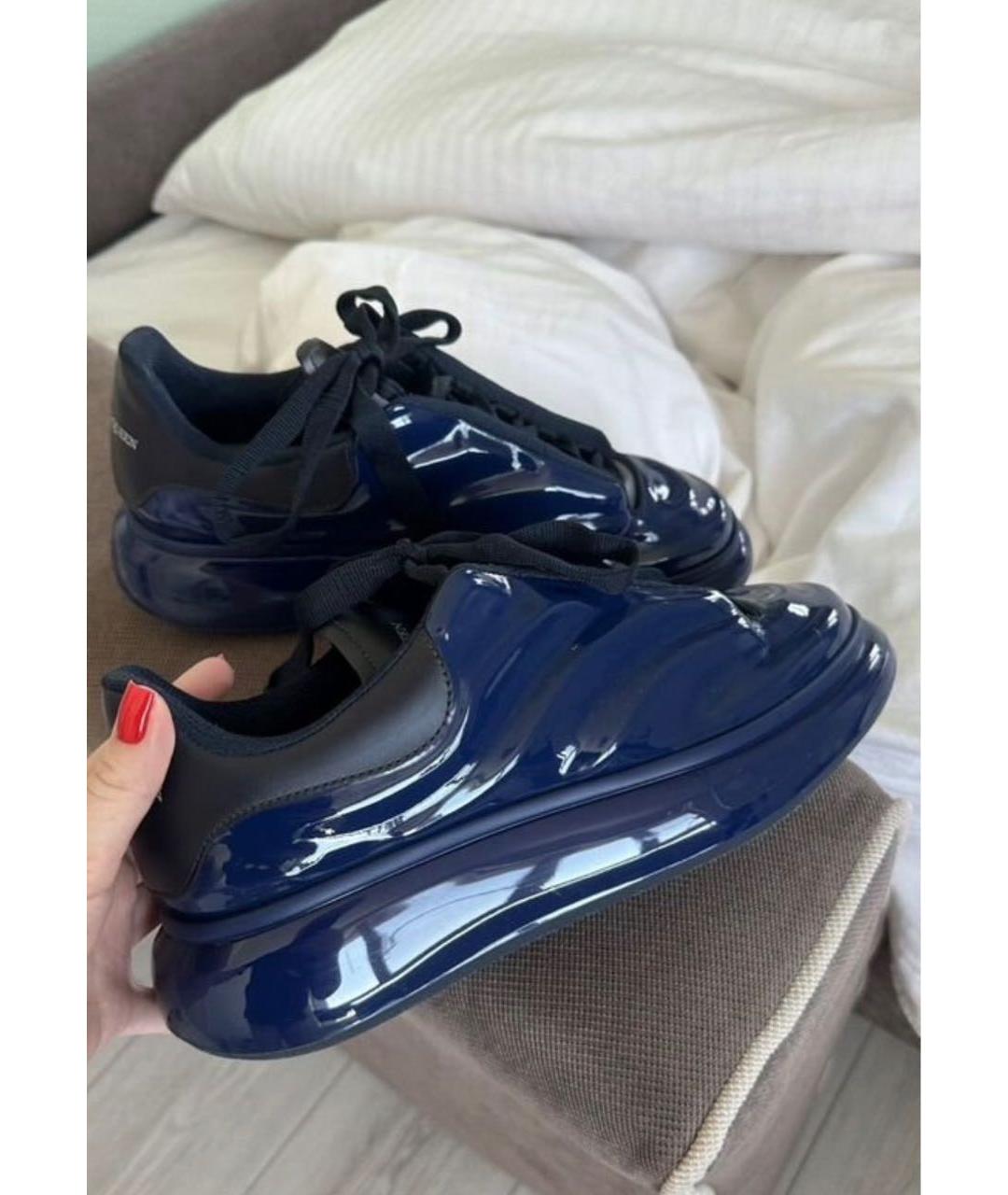 ALEXANDER MCQUEEN Темно-синие низкие кроссовки / кеды из лакированной кожи, фото 6