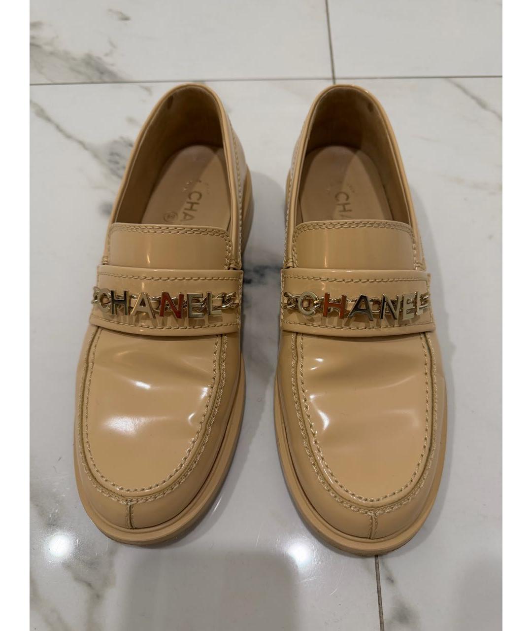 CHANEL Бежевые лоферы из лакированной кожи, фото 3