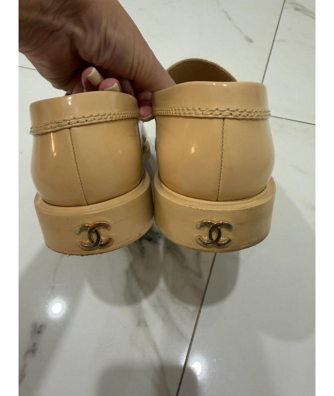 CHANEL Бежевые лоферы из лакированной кожи, фото 2