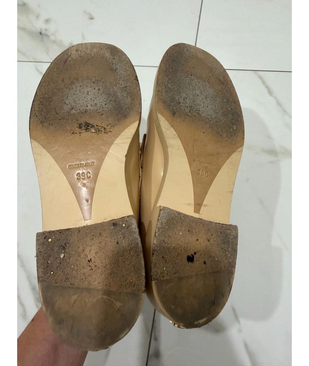 CHANEL Бежевые лоферы из лакированной кожи, фото 4