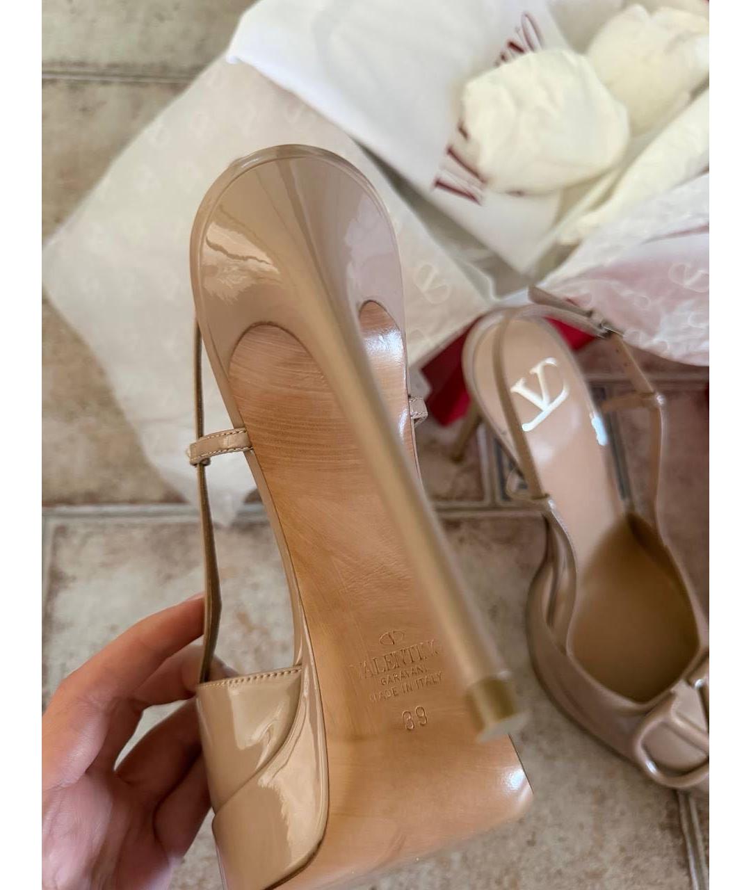 VALENTINO Бежевые туфли из лакированной кожи, фото 8