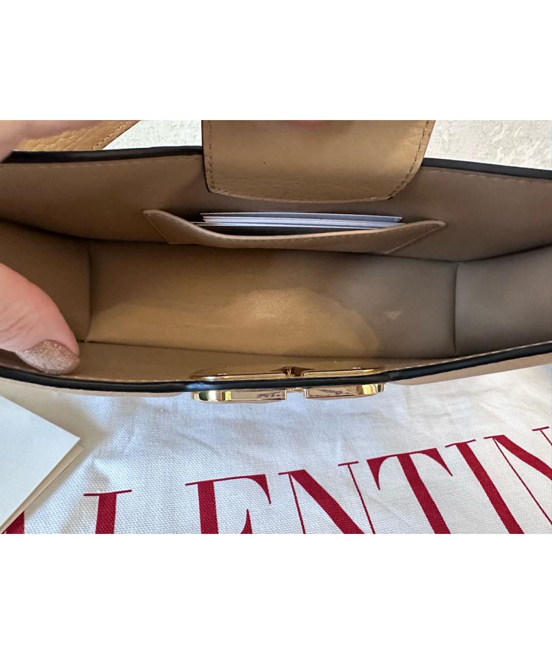 VALENTINO Бежевая кожаная сумка с короткими ручками, фото 4