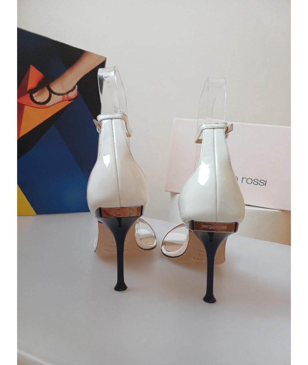 SERGIO ROSSI Белые босоножки из лакированной кожи, фото 8