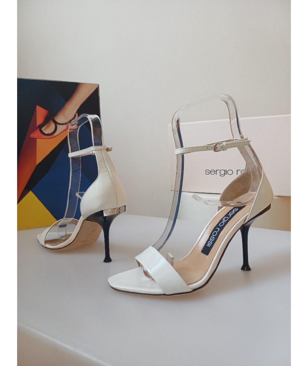 SERGIO ROSSI Белые босоножки из лакированной кожи, фото 3