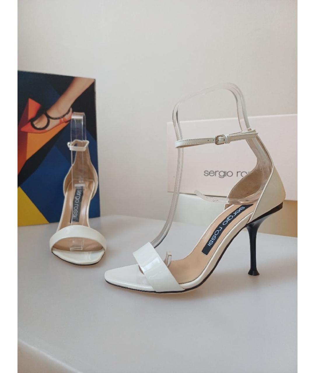 SERGIO ROSSI Белые босоножки из лакированной кожи, фото 4