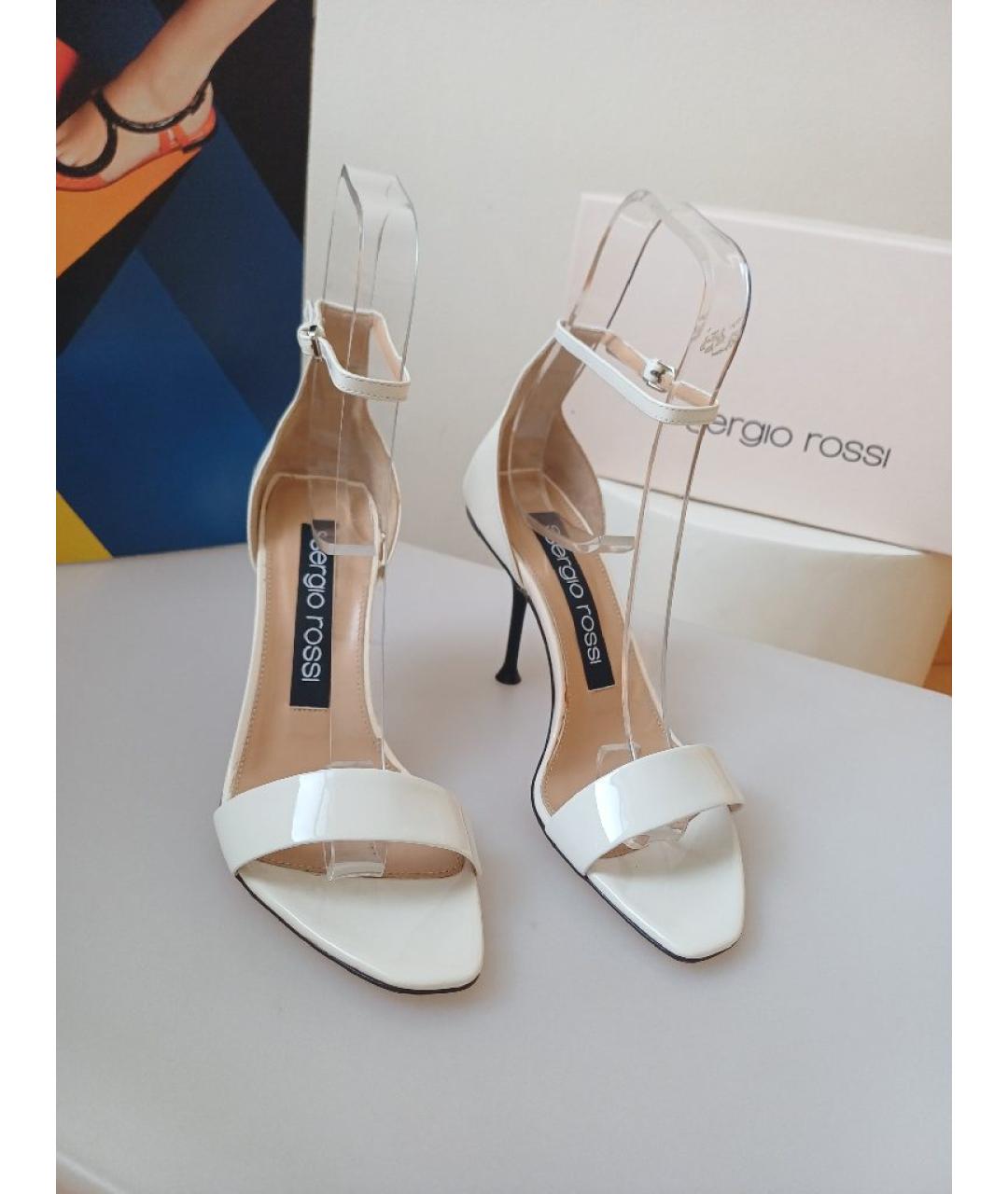 SERGIO ROSSI Белые босоножки из лакированной кожи, фото 5