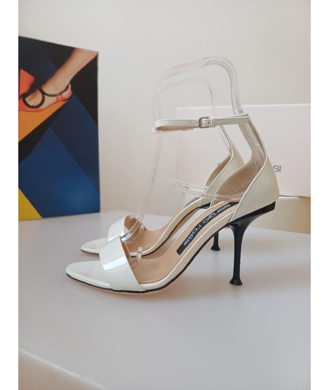 SERGIO ROSSI Белые босоножки из лакированной кожи, фото 2