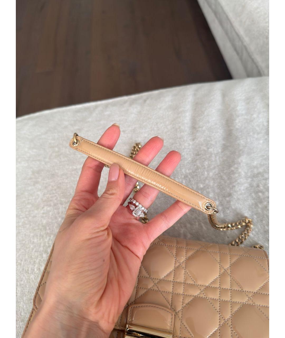 CHRISTIAN DIOR Бежевая сумка через плечо из лакированной кожи, фото 5