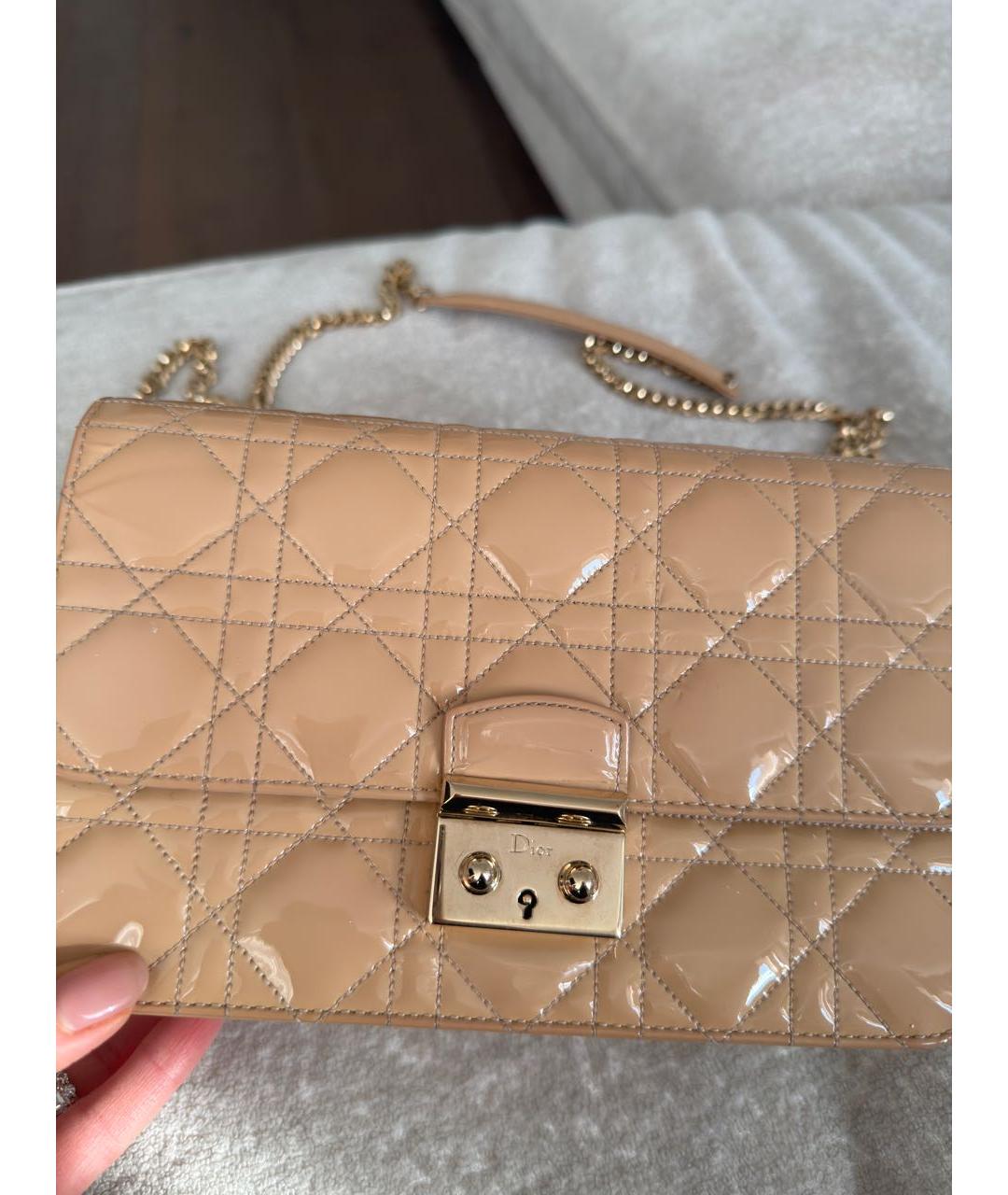 CHRISTIAN DIOR Бежевая сумка через плечо из лакированной кожи, фото 2
