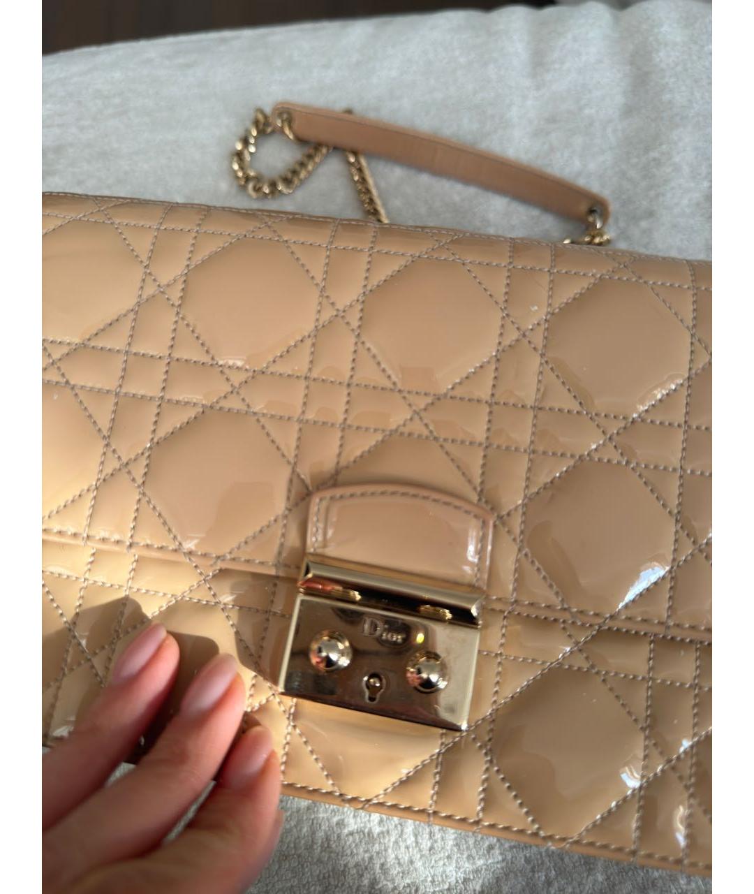 CHRISTIAN DIOR Бежевая сумка через плечо из лакированной кожи, фото 6