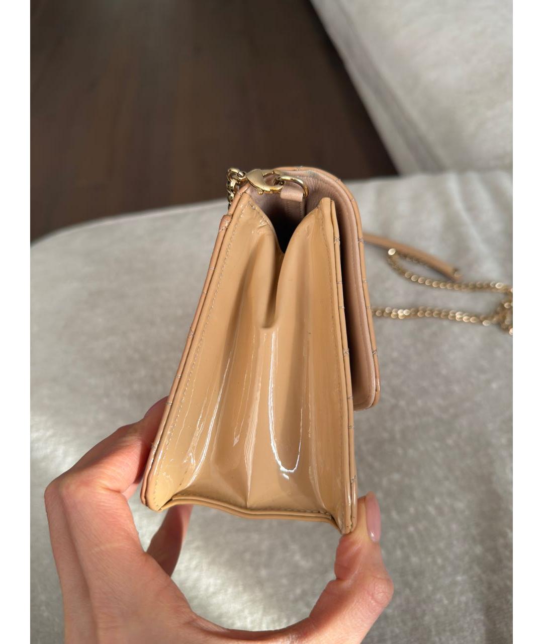 CHRISTIAN DIOR Бежевая сумка через плечо из лакированной кожи, фото 3