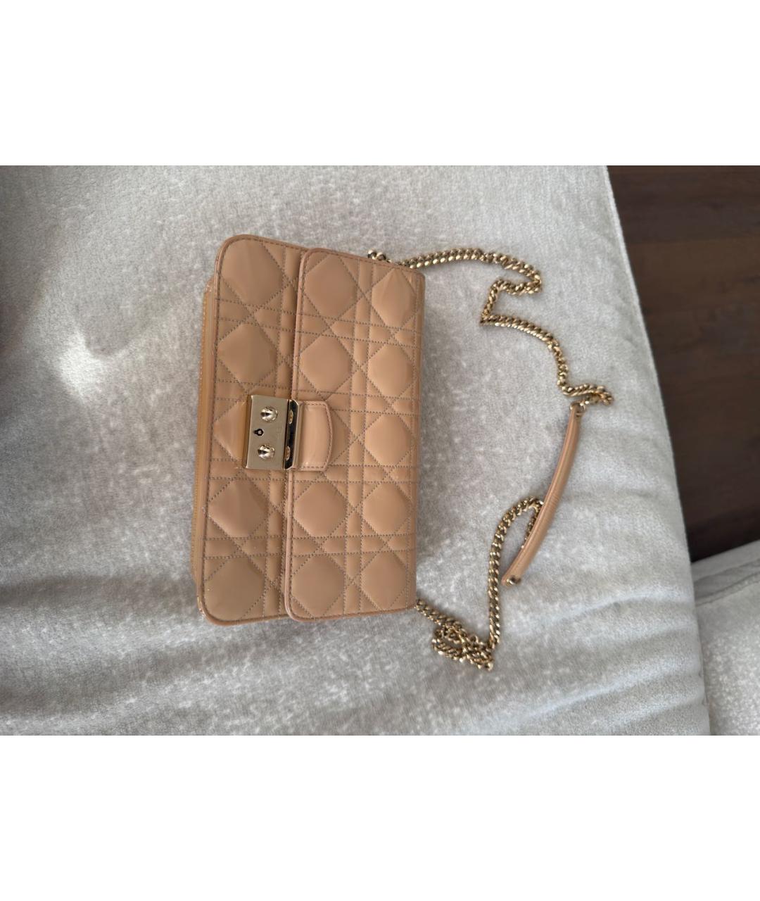 CHRISTIAN DIOR Бежевая сумка через плечо из лакированной кожи, фото 9