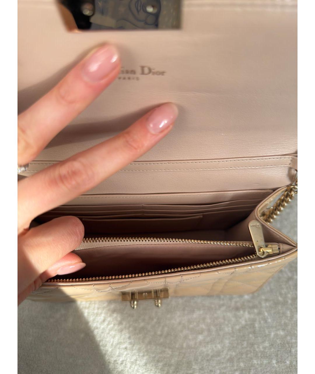 CHRISTIAN DIOR Бежевая сумка через плечо из лакированной кожи, фото 8