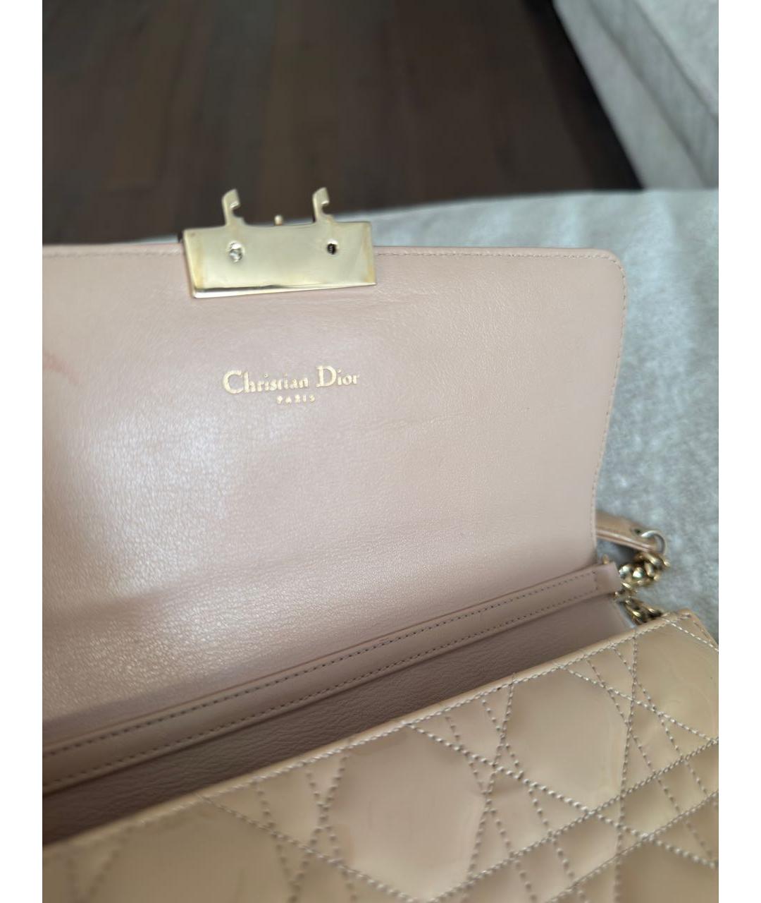 CHRISTIAN DIOR Бежевая сумка через плечо из лакированной кожи, фото 7