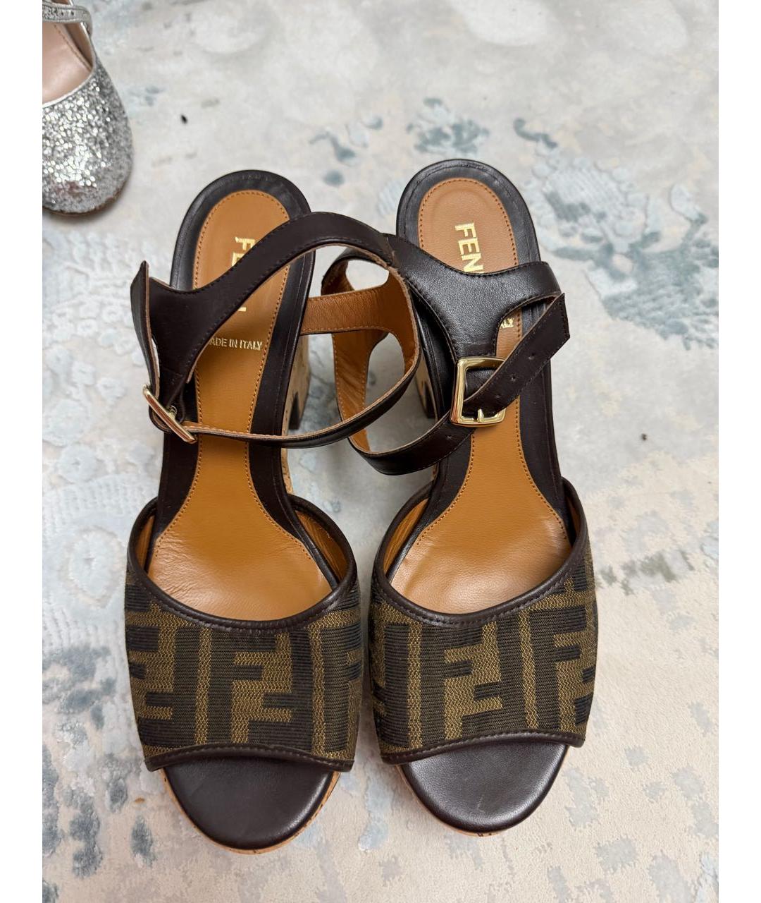 FENDI Коричневые текстильные босоножки, фото 2