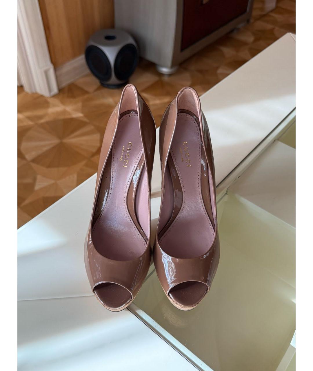 GUCCI Бежевые туфли из лакированной кожи, фото 2