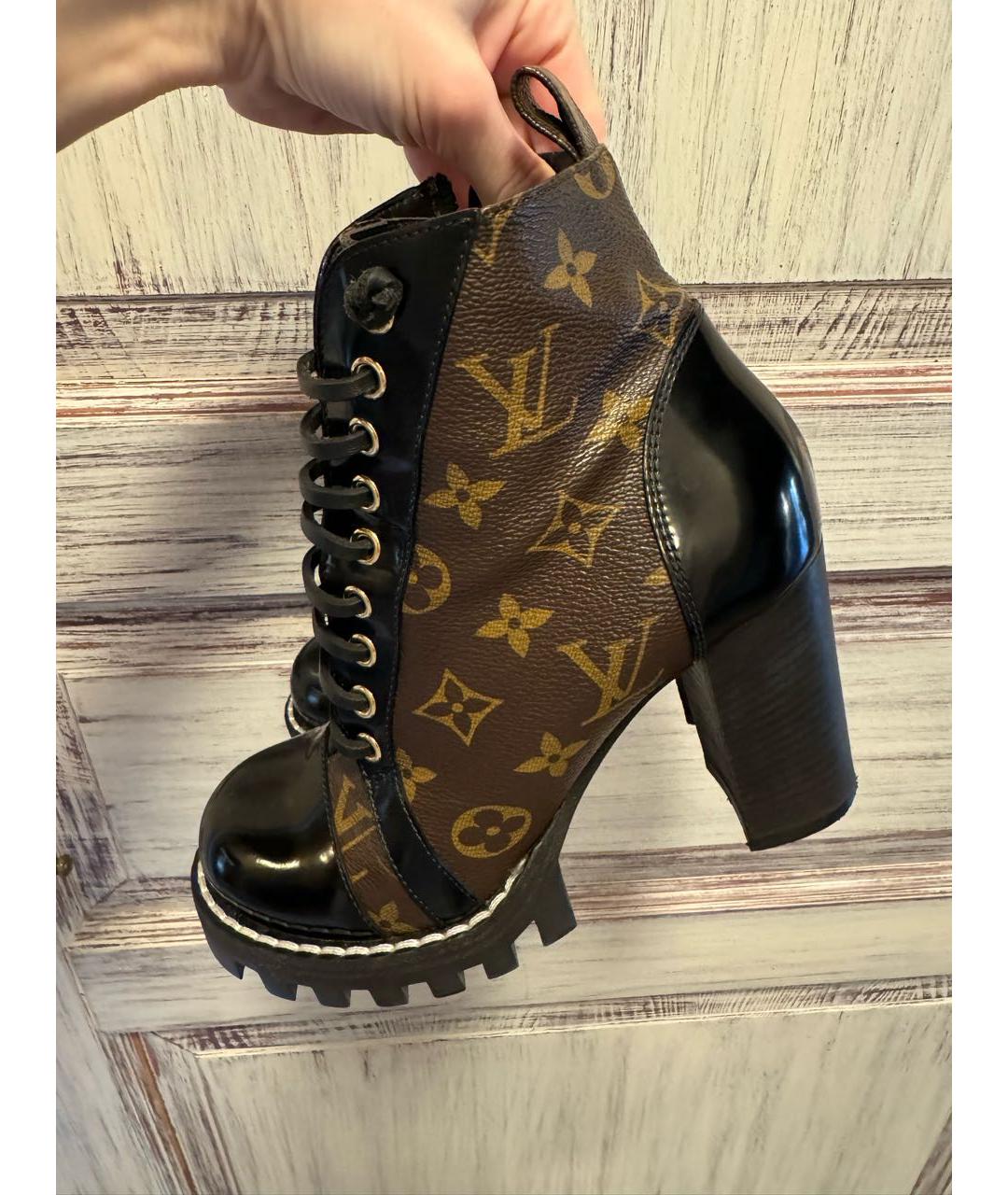 LOUIS VUITTON Коричневые ботильоны из лакированной кожи, фото 3