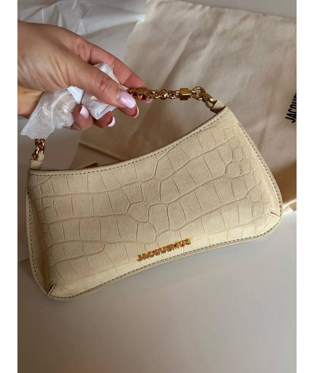 JACQUEMUS Бежевая замшевая сумка с короткими ручками, фото 5