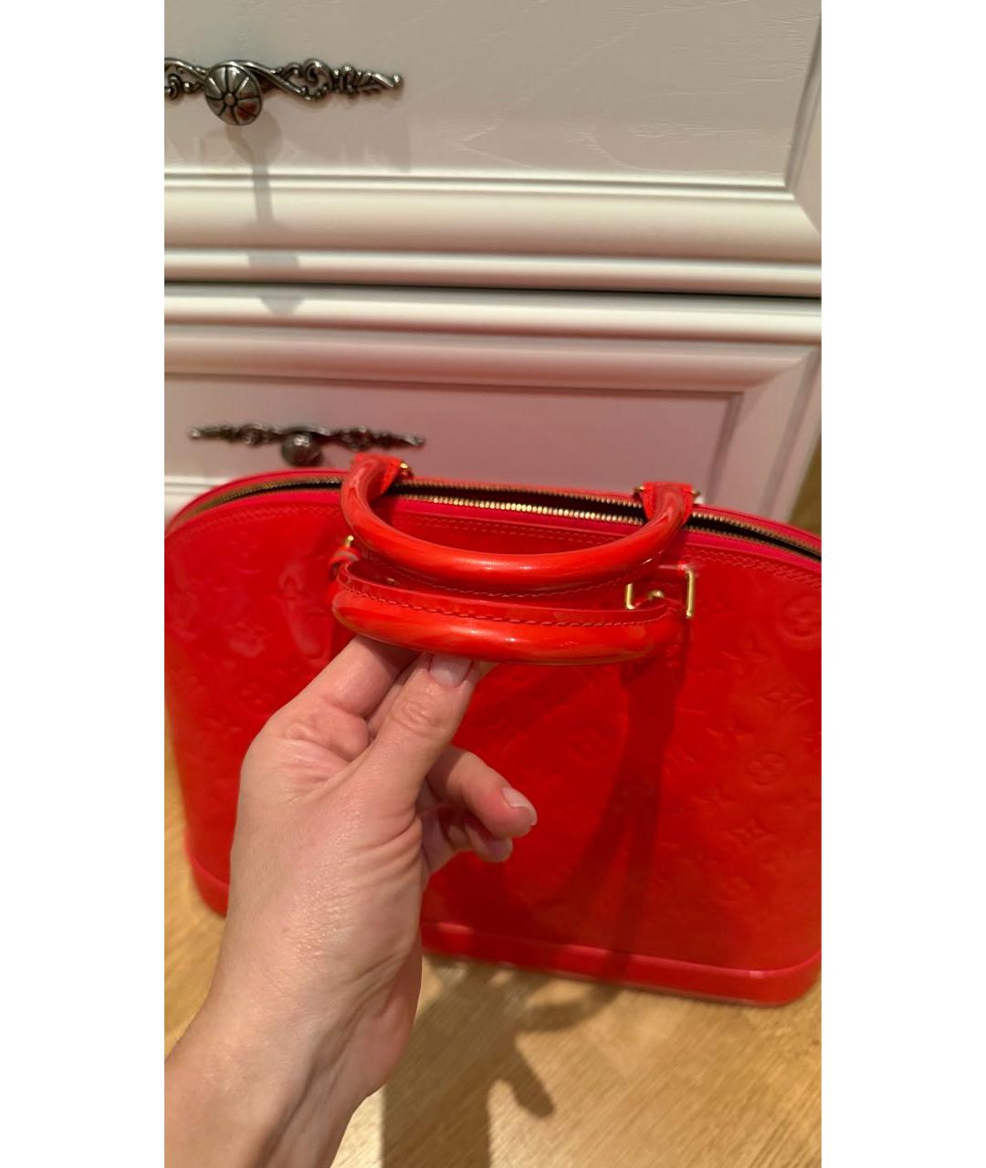 LOUIS VUITTON Красная сумка с короткими ручками из лакированной кожи, фото 5