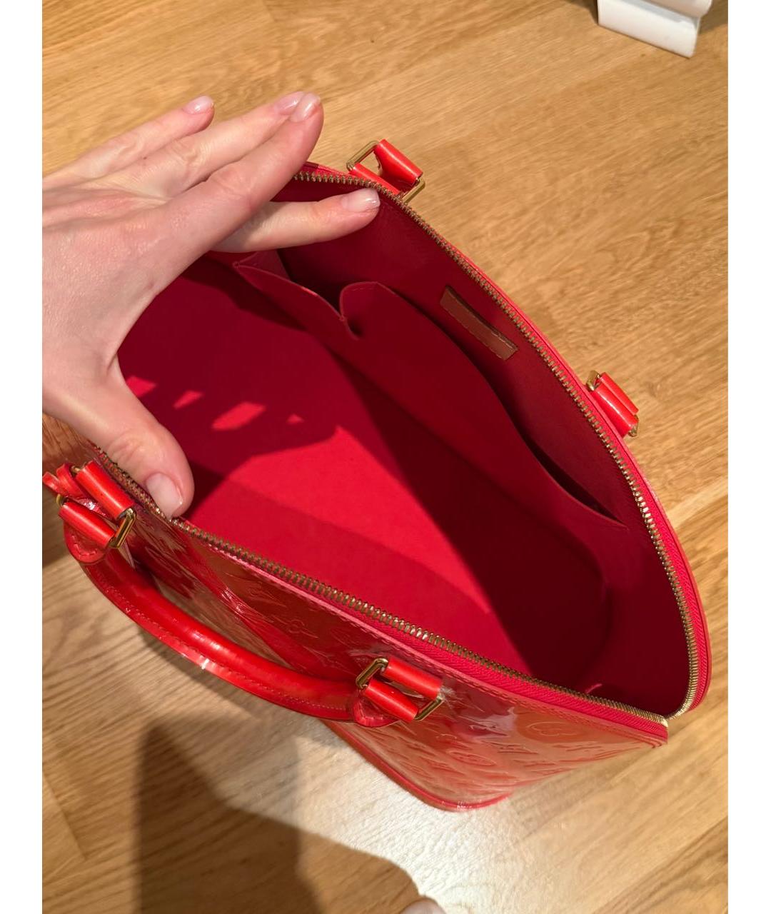 LOUIS VUITTON Красная сумка с короткими ручками из лакированной кожи, фото 3