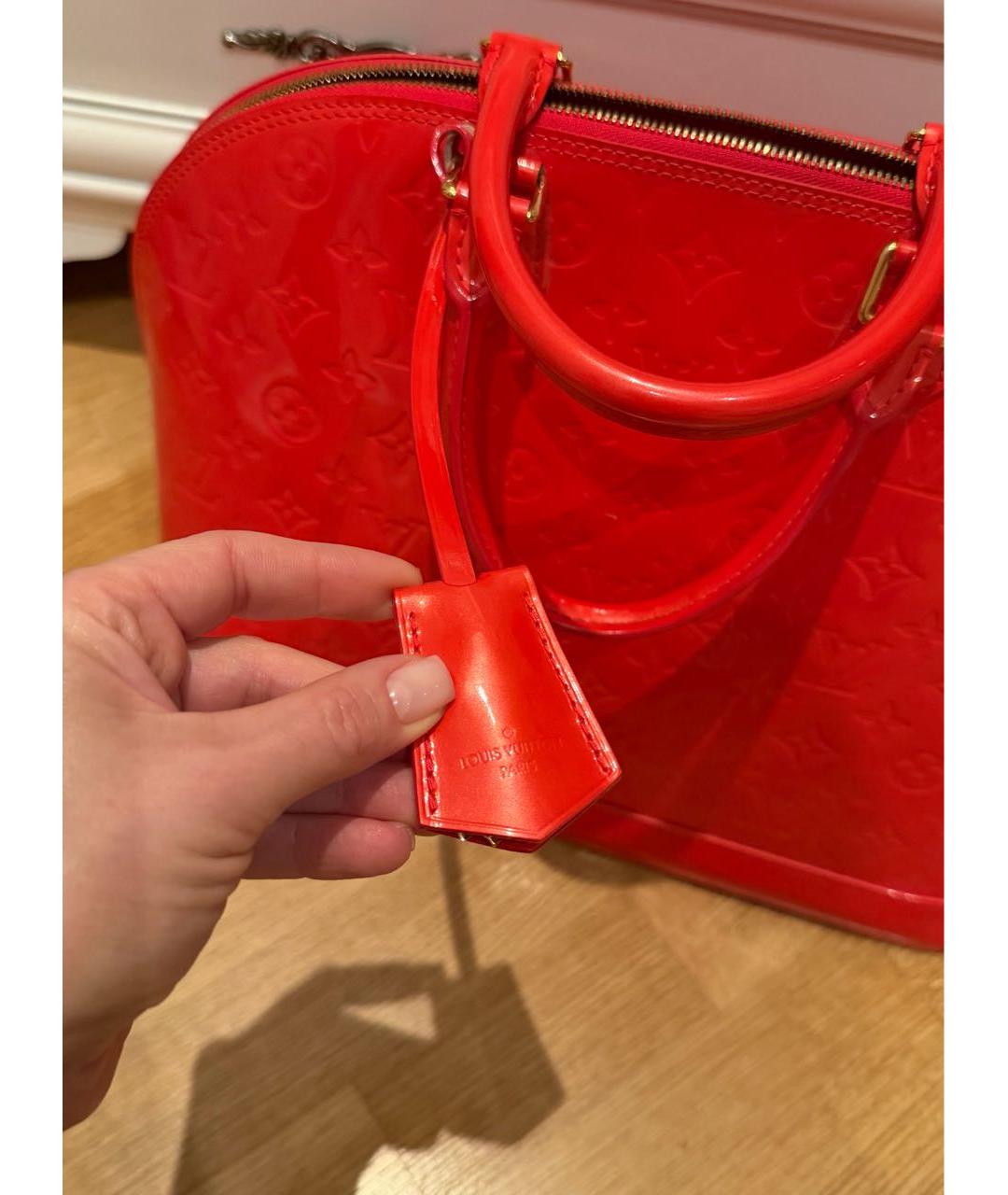 LOUIS VUITTON Красная сумка с короткими ручками из лакированной кожи, фото 4