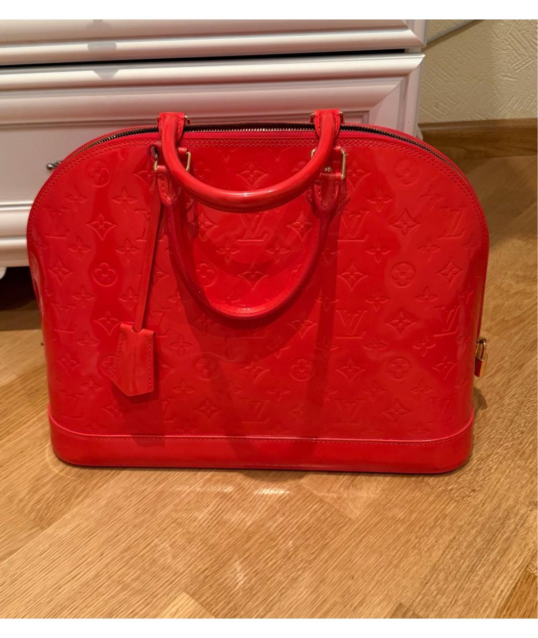 LOUIS VUITTON Красная сумка с короткими ручками из лакированной кожи, фото 2