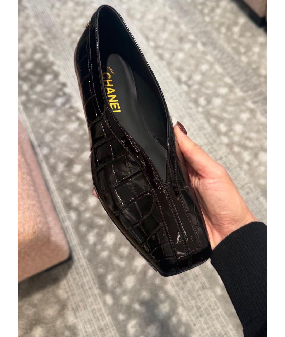 CHANEL Черные балетки из лакированной кожи, фото 2
