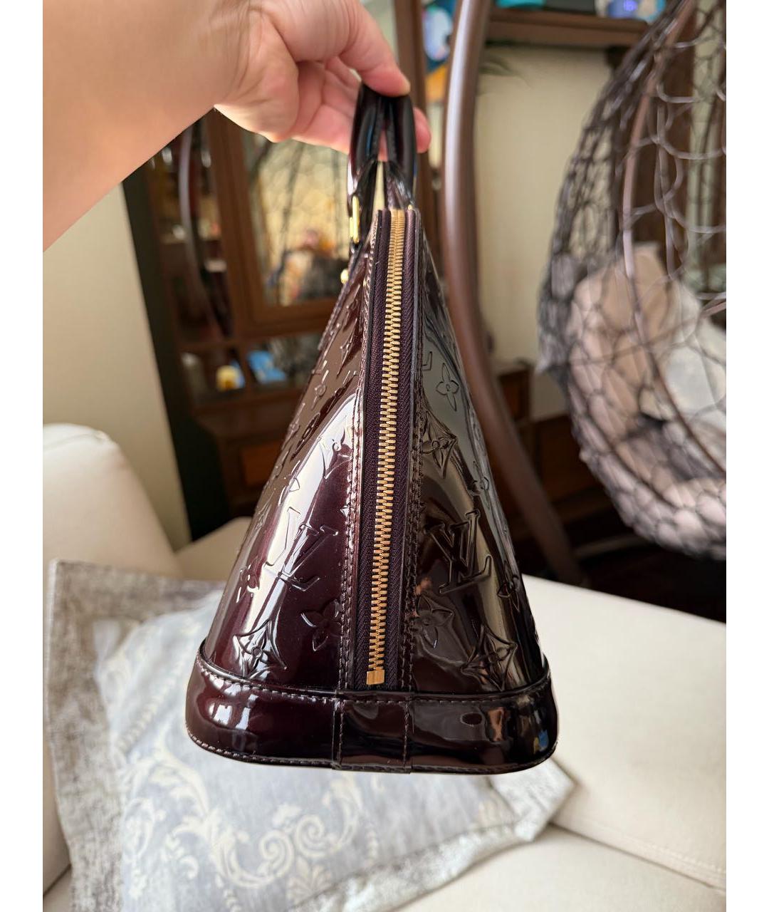 LOUIS VUITTON Бордовая сумка с короткими ручками из лакированной кожи, фото 6