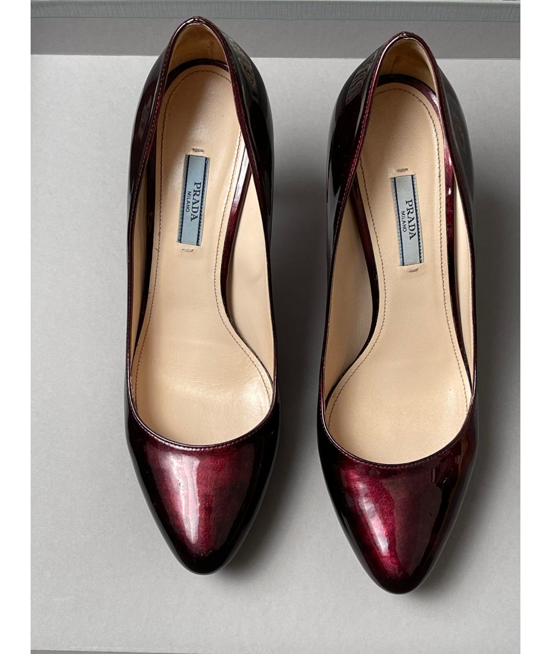 PRADA Бордовые туфли из лакированной кожи, фото 2