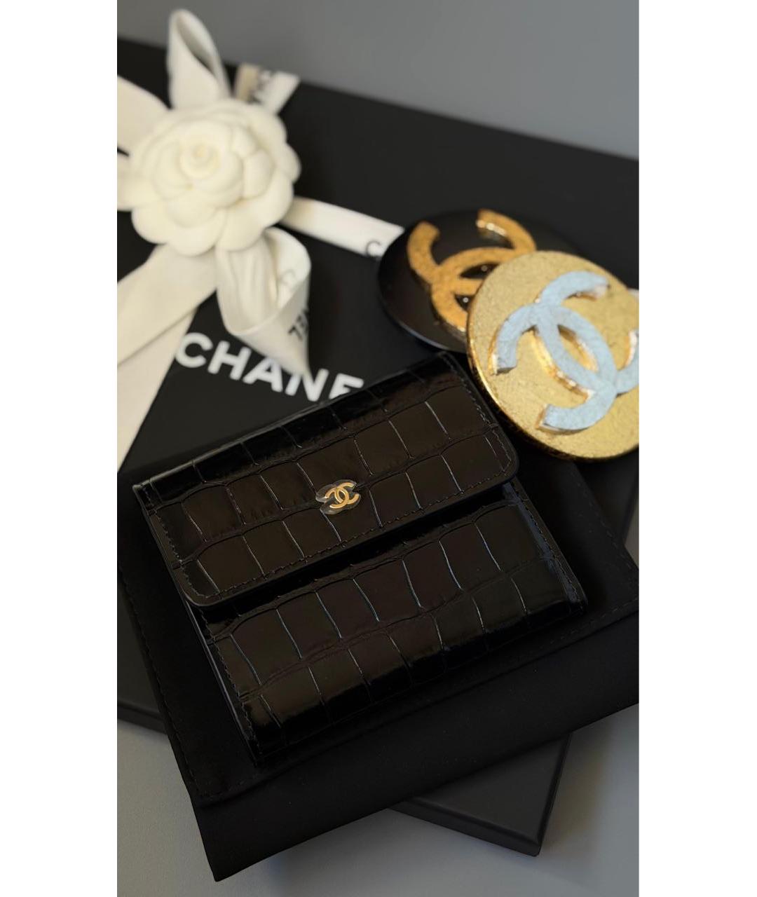 CHANEL Черный кошелек из лакированной кожи, фото 2