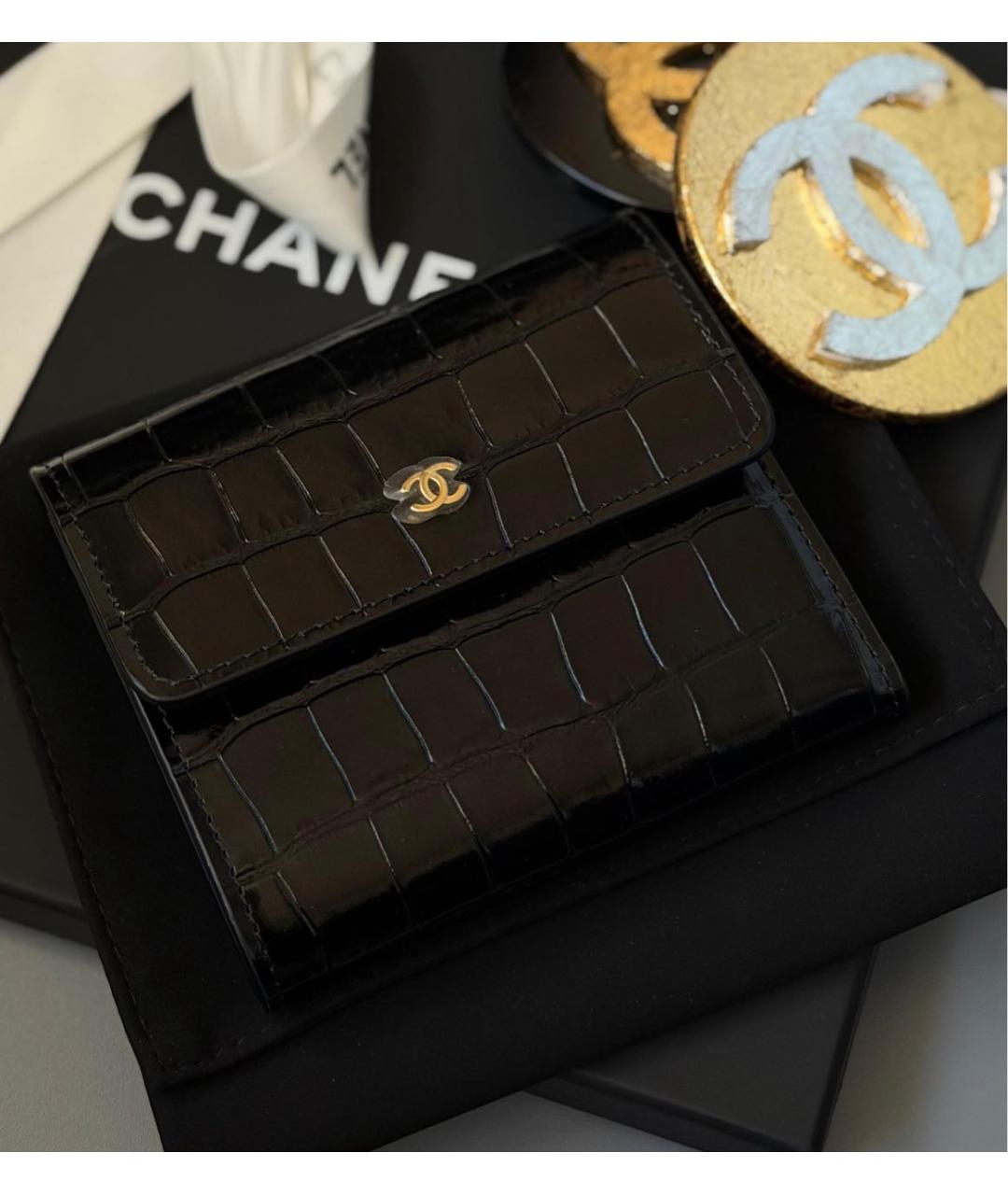 CHANEL Черный кошелек из лакированной кожи, фото 4