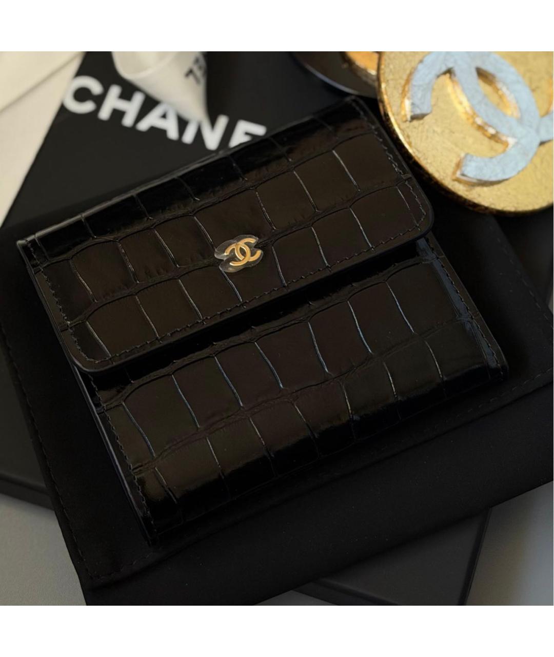 CHANEL Черный кошелек из лакированной кожи, фото 3