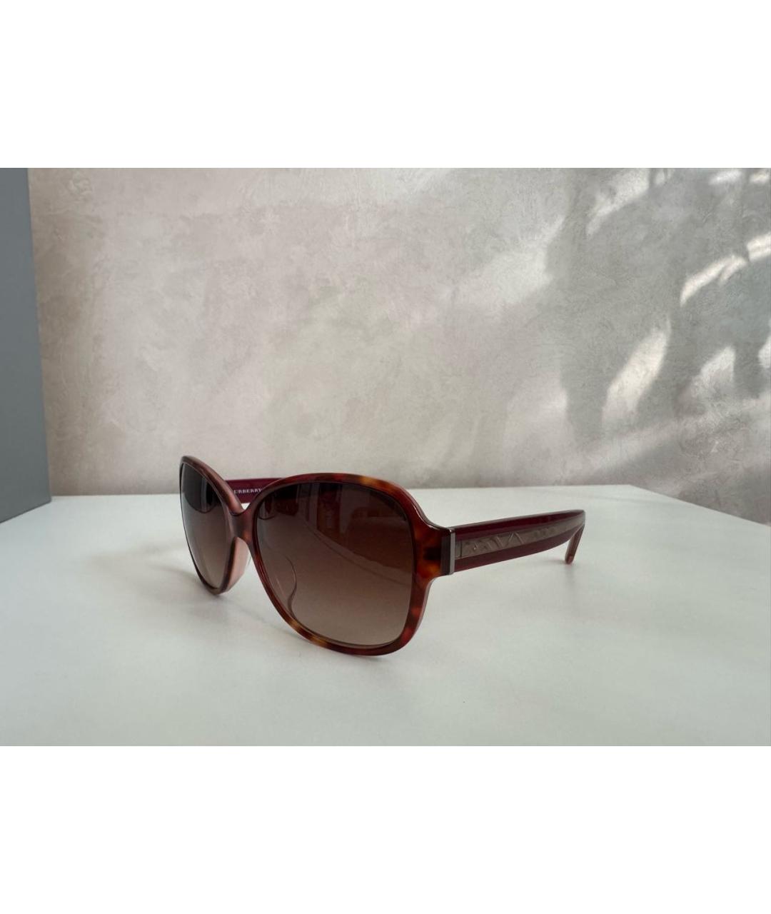BURBERRY Бордовые пластиковые солнцезащитные очки, фото 9