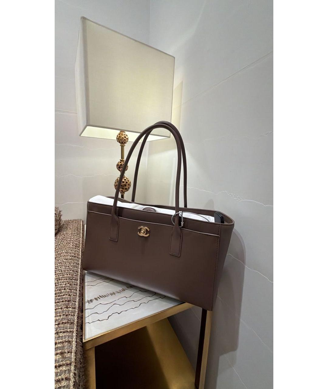 CHANEL Коричневая кожаная сумка тоут, фото 2