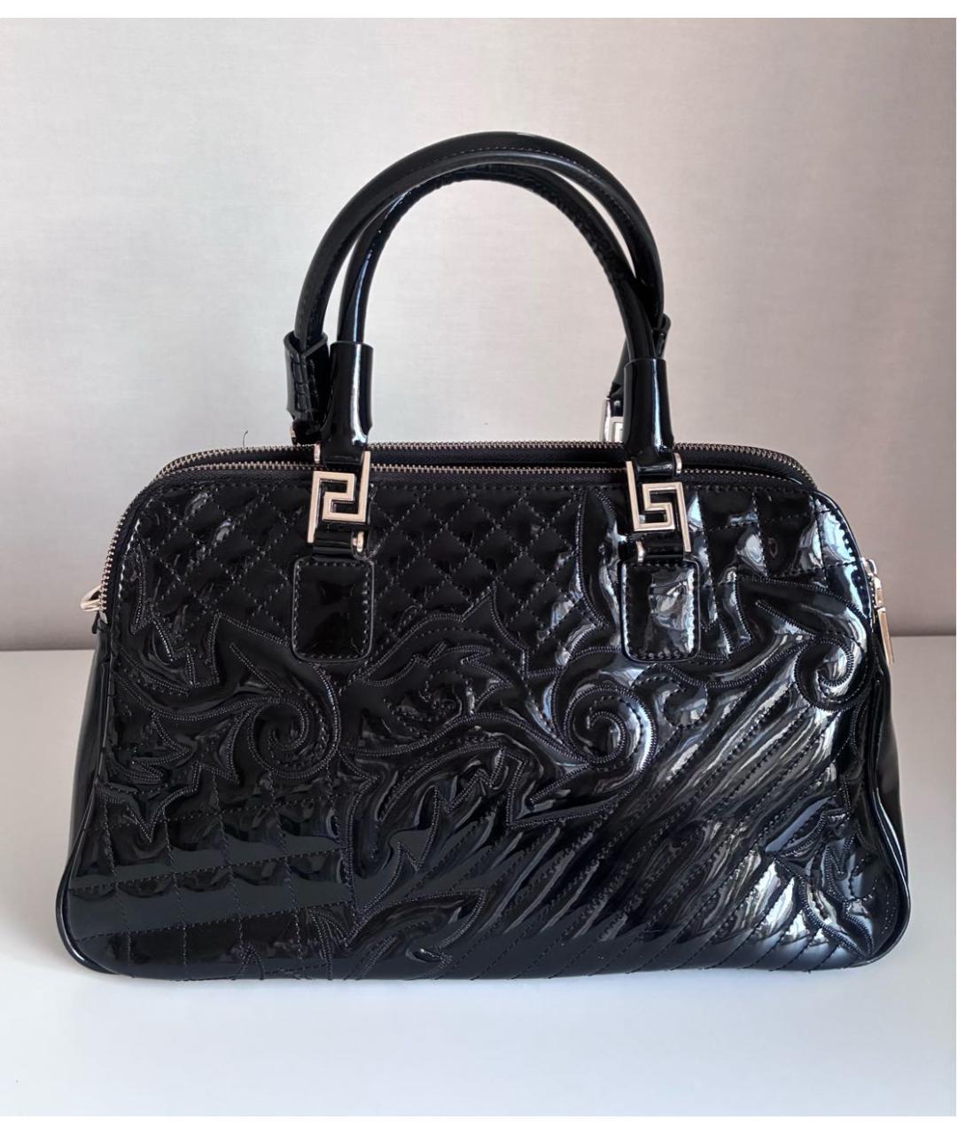 VERSACE Черная сумка с короткими ручками из лакированной кожи, фото 3